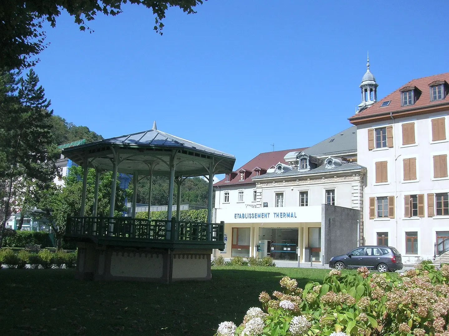 Le kiosque à musique du parc, devant l’établissement thermal