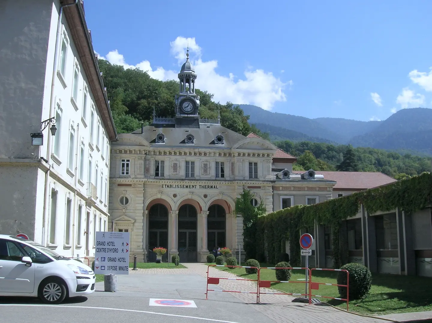 La façade de l’établissement thermal d’Uriage